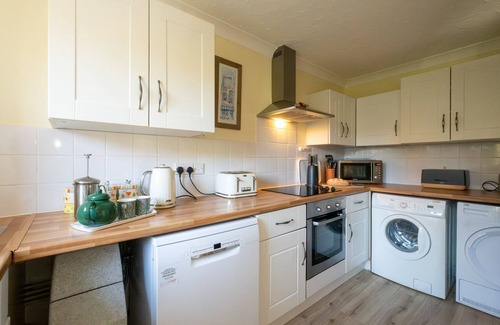 Thorpeness Cottage | Rainbow Cottage - sleeps 5 guests in 3 bedrooms