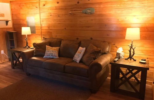 Wellston Hotel | Rainbow Room The Black Bear Inn! Satellite, WiFi, Near River/Trails
