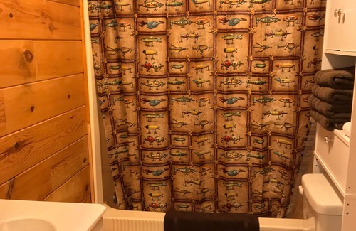 Wellston Hotel | Rainbow Room The Black Bear Inn! Satellite, WiFi, Near River/Trails