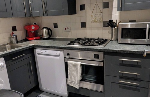 Dalry Apartment | Rainforest Savers Apartment - Edinburgh City Condo