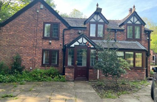 Manchester House | Rainsough Cottage Guest House - Sleeps upto 8 with ensuite - Free Parking & WiFi