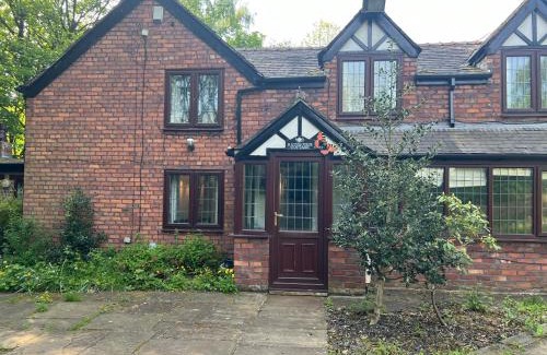Manchester House | Rainsough Cottage Guest House - Sleeps upto 8 with ensuite - Free Parking & WiFi