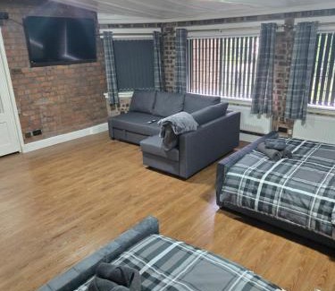 Manchester House | Rainsough Cottage Guest House - Sleeps upto 8 with ensuite - Free Parking & WiFi
