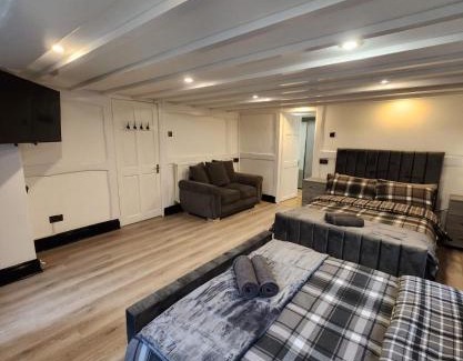 Manchester House | Rainsough Cottage Guest House - Shared Bathroom - Free Parking & WiFi