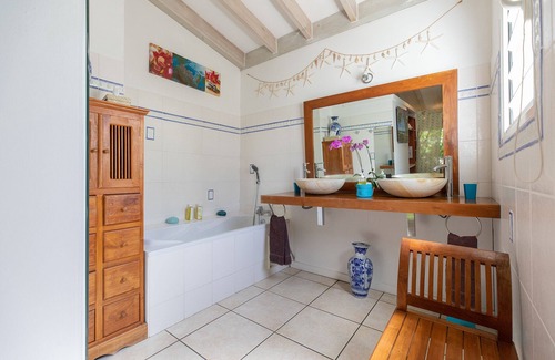 La Saline Les Bains Bed & Breakfast | Raisin de mer room - sea view