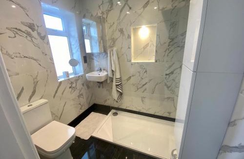 Sutton Coldfield Apartment | Raj Rentals Ensuite
