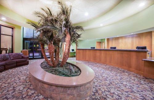 Urbandale Hotel | Ramada by Wyndham Des Moines Tropics Resort & Conference Ctr