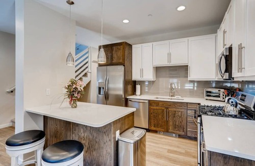 Georgetown House | Rambler's Retreat/Sleeps 8/Lakefront View