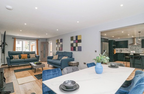 Longhope Cottage | RANBIR HOUSE, pet friendly, with hot tub in Longhope