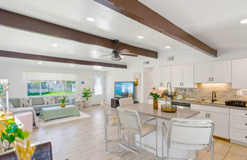 La Presa House | Ranch 3-BR/1-Bth House w Gated Yard, Garage, Crib