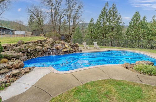 Trail Resort | Ranch Home with Private Pool -close to the Rogue River