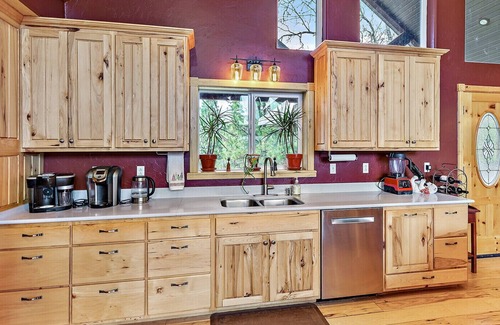 Trail Resort | Ranch Home with Private Pool -close to the Rogue River