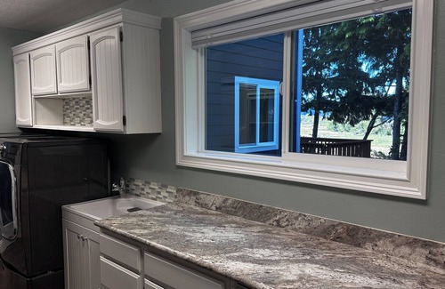 Reedsport House | Ranch Road Retreat 3 bd 2.5 bath Sleeps 6 Beautiful views.