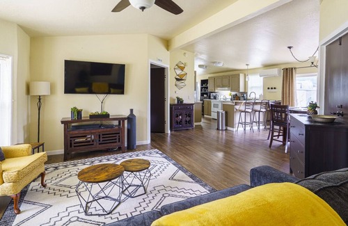 McKenna Apartment | Ranch Style*King Bed*Free Parking*Scenic*Relaxing