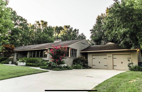 Tulsa House | Ranch Style Pool House- 2 miles to The PGA Championships