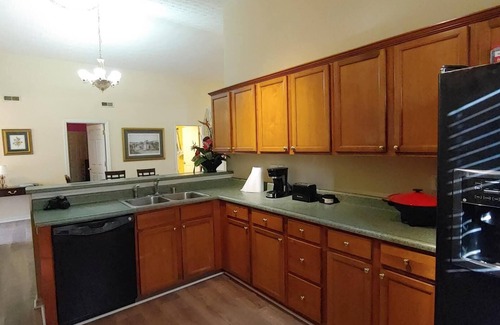 Lexington House | Ranch Style Spacious 3 Bedrooms w/Jacuzzi tub