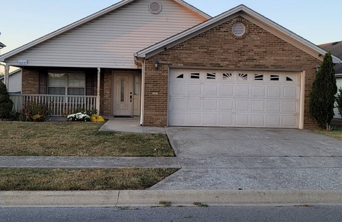 Lexington House | Ranch Style Spacious 3 Bedrooms w/Jacuzzi tub