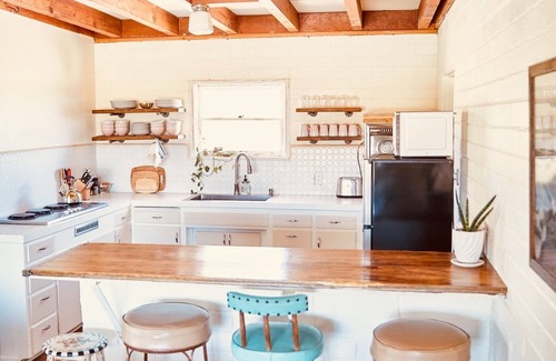 Joshua Tree House | Rancho de Soñadores Mid-Century Brick Cabin w/Hot Tub