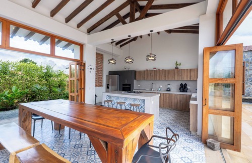 Armenia Villa | Rancho Soledad/Luxury/ Piscina Privada y Jacuzzi