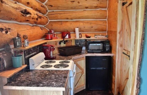 Wapiti Cabin | Rangers Cabin,- ideal couples retreat with pristine panoramic mountain views!