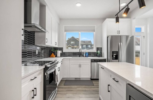 Southeast Calgary Apartment | Rangeview Retreat | A/C | Dogs Ok | Modern | Large