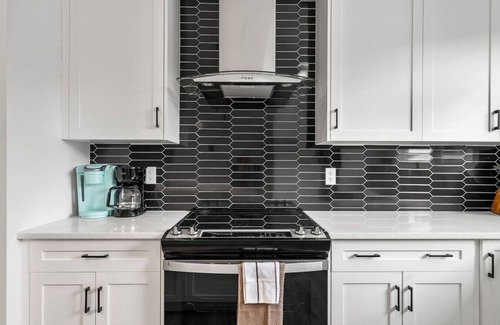 Southeast Calgary Apartment | Rangeview Retreat | A/C | Dogs Ok | Modern | Large