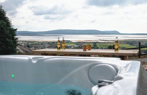 Pembrey Cottage | RAPHAEL HOUSE, family friendly, with hot tub in Burry Port