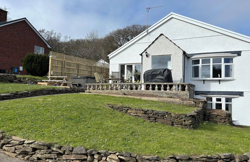 Pembrey Cottage | RAPHAEL HOUSE, family friendly, with hot tub in Burry Port