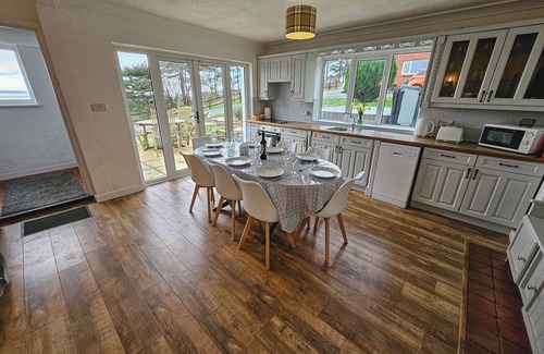 Pembrey Cottage | Raphael House - Welsh Sea View Cottage with Jacuzzi