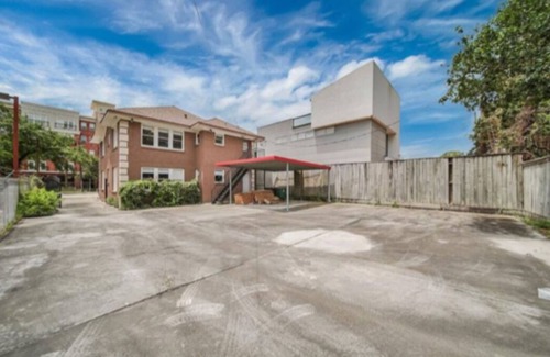Neartown House | Rare 2-bedroom apartment neartown close to River Oaks