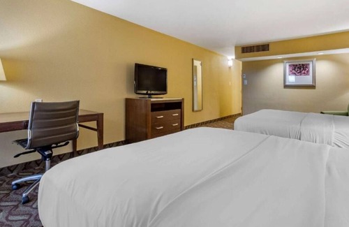 Roswell House | Rare Find! 3 Comfortable Units, Free Breakfast, Free Parking, Pet-friendly
