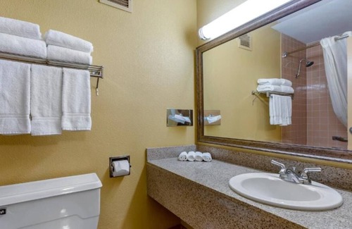 Roswell House | Rare Find! 3 Comfortable Units, Free Breakfast, Free Parking, Pet-friendly