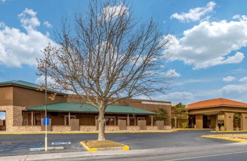 Roswell House | Rare Find! 3 Comfortable Units, Free Breakfast, Free Parking, Pet-friendly