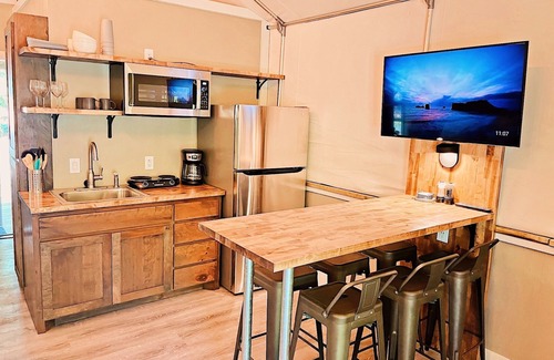 Sutherland Springs House | Rare Find! New waterfront Cabin with kayaking, hiking, pools & hot tub! SG25