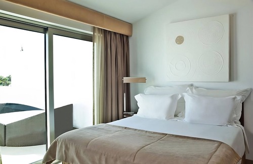 Albufeira Hotel | Rare Gem! Spacious Villa with Kitchen, Private Balcony! Pools and Beach Access!
