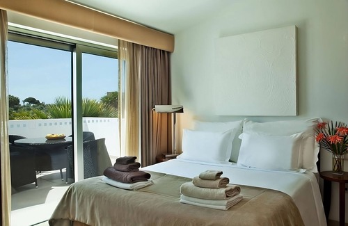 Albufeira Hotel | Rare Gem! Spacious Villa with Kitchen, Private Balcony! Pools and Beach Access!