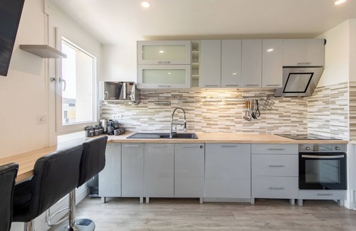 Mont-Mesly Apartment | Rare! Large 4-bedroom apt. I Disney & Paris 30 min I Near Metro & Free Parking