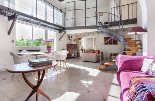 Ecusson Apartment | Rare: Private mansion, balcony, AC/AC ★