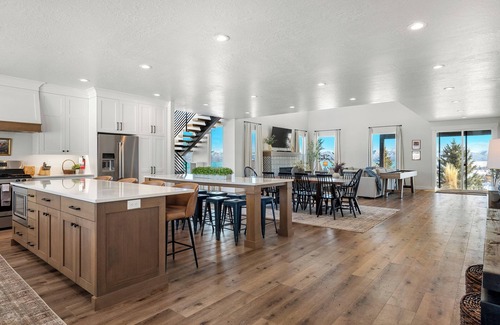 Garden City House | Raspberry Retreat ~ Private Hot Tub ~ Indoor Pickleball