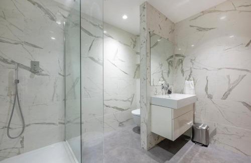Batley House | *RE7C* Ground floor room, For your most relaxed & Cosy stay + Free Parking + Free Fast WiFi *