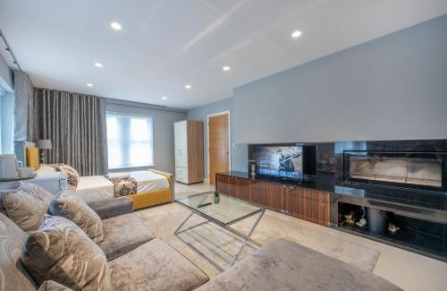 Batley House | *RE7C* Ground floor room, For your most relaxed & Cosy stay + Free Parking + Free Fast WiFi *