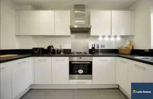 Reading Apartment | Reading 3 Bedroom Close to all Amenities w/Parking