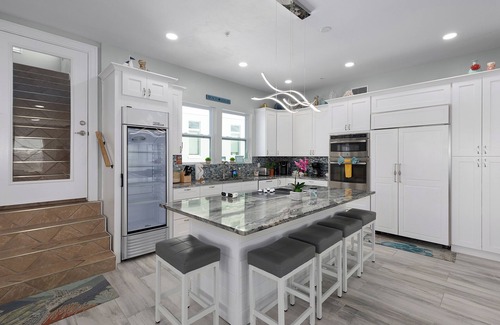 Fort Myers Beach House | Ready to enjoy a warm paradise this winter? Enjoy a private pool and Tiki Bar!