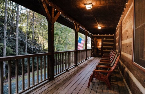 Andrews House | Real Log Cabin + 34 acres + Creek + Barn + Easy Access + Nantahala Forest!