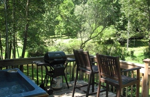 Deep Gap Cabin | Real Log Cabin, Beautiful Rushing Trout Stream, Hot Tub, Wifi.