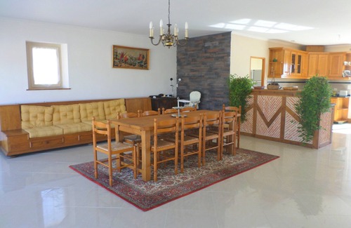 La Douze House | Recent contemporary house in the countryside with swimming pool .