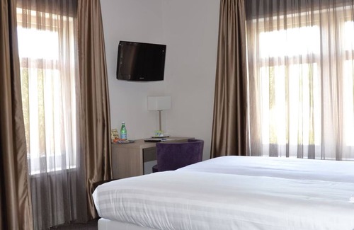 Ouddorp Hotel | Recharge Near the Ocean with Comfort! Free Breakfast, Balcony, Parking!