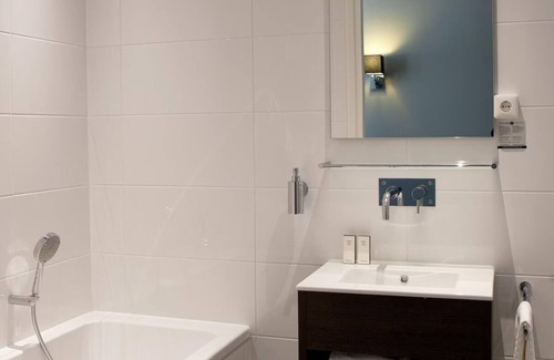 Ouddorp Hotel | Recharge Near the Ocean with Comfort! Free Breakfast, Balcony, Parking!