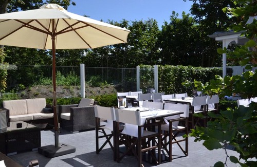Ouddorp Hotel | Recharge Near the Ocean with Comfort! Free Breakfast, Balcony, Parking!