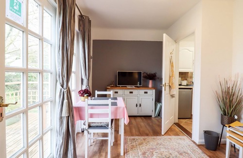 Kettlebaston Cottage | RECTOR'S RETREAT, romantic, with a garden in Bildeston